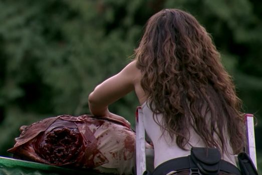 The heroine deals with a headless corpse