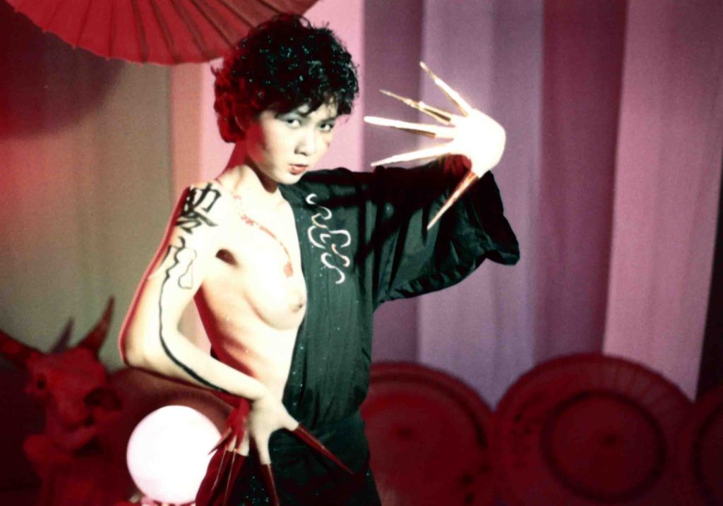 Spike-fingered witch