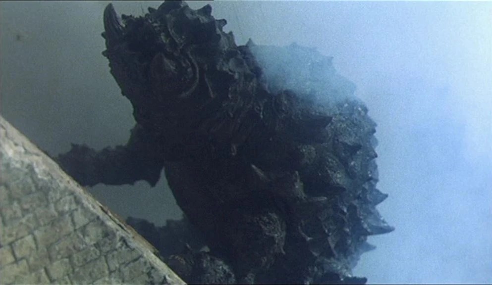 A zaarg starts climbing up the city-fortress walls