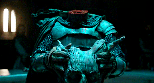 ...but this doesn't kill the Green Knight, who lifts up his own decapitated head!