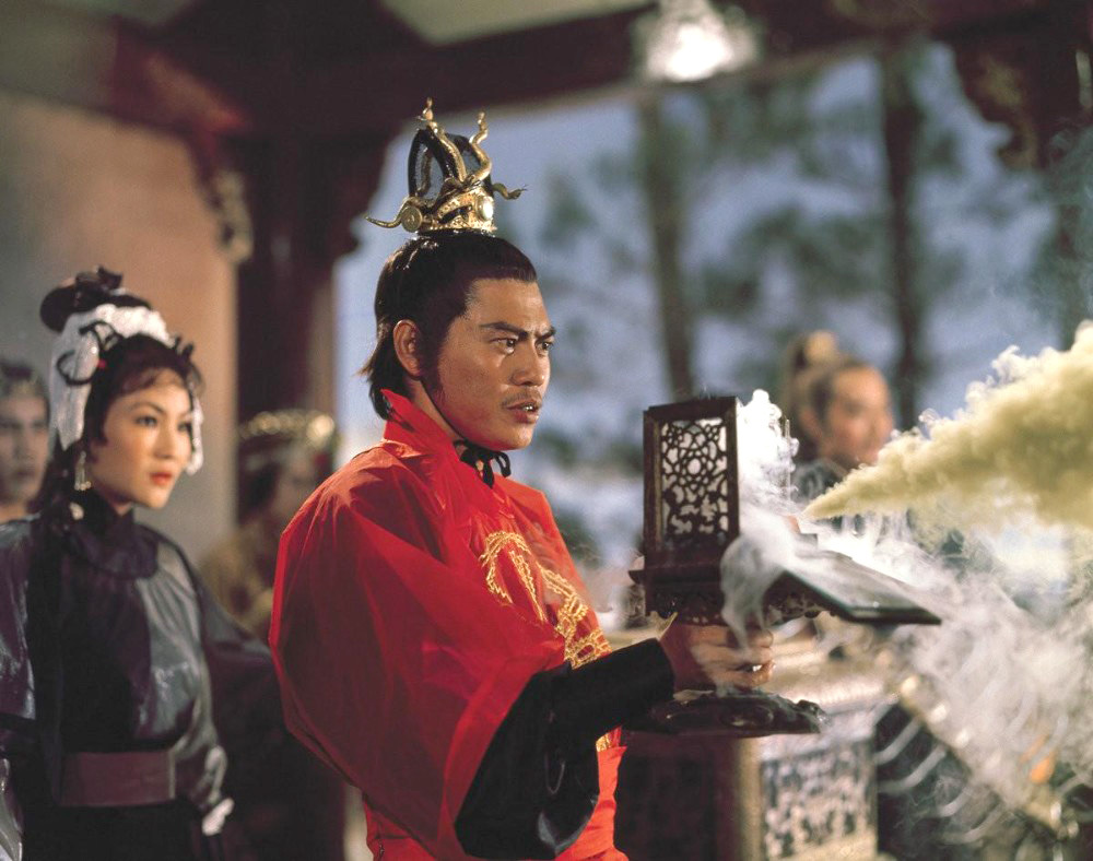 Lo Lieh unleashes the Spider weapon!