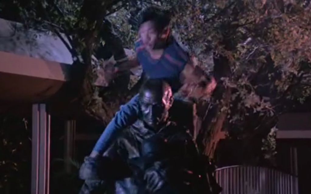 Ma Su jumps onto the statue's shoulders and uses Monkey Style kung fu!