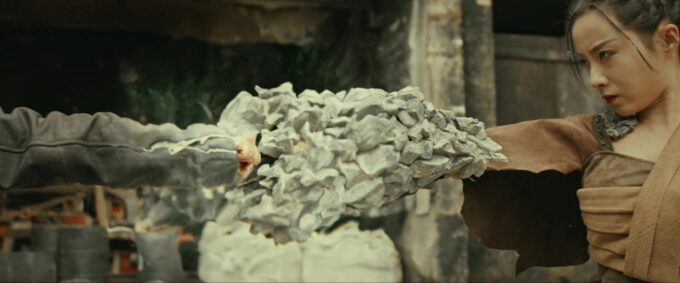 Cui Youxi can cover her fist and forearm in rocks!