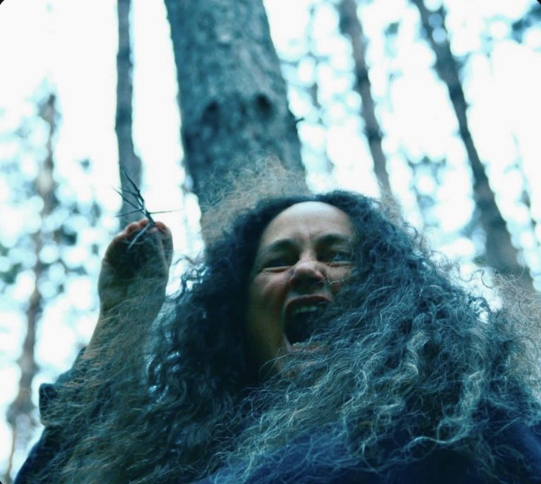 Solveig often brandishes clusters of thorns