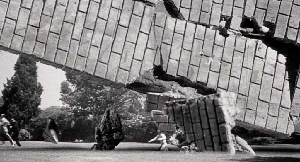 The Washington Monument collapses in EARTH VS. THE FLYING SAUCERS!